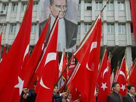 Ataya saygı Güle protesto