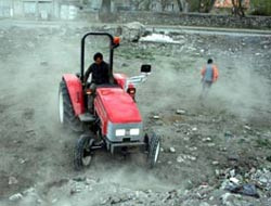 Devrilen traktörün altında kaldı