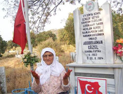 Şehidin bozuk paralarını saklıyor