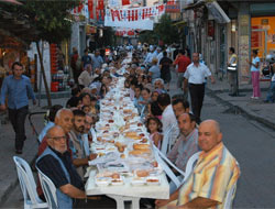 Fatih sokaklarında iftar keyfi