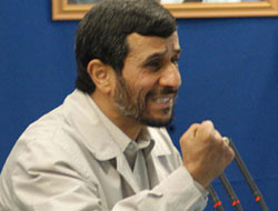 Ahmedinejad nükleer peşinde