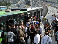 Vatandaş metrobüse aktı